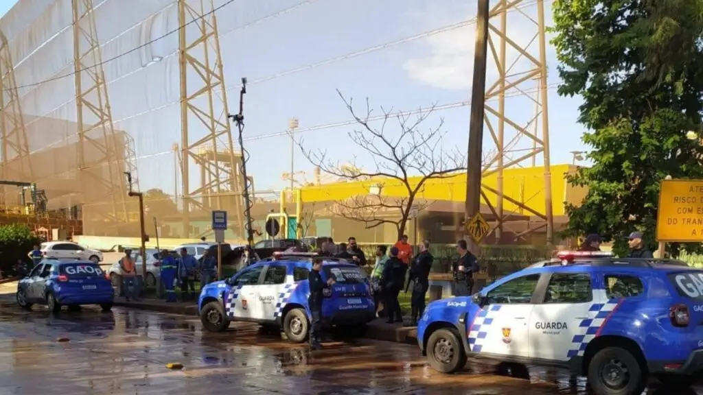 Viaturas da Guarda Civil Municipal em frente à empresa Vale