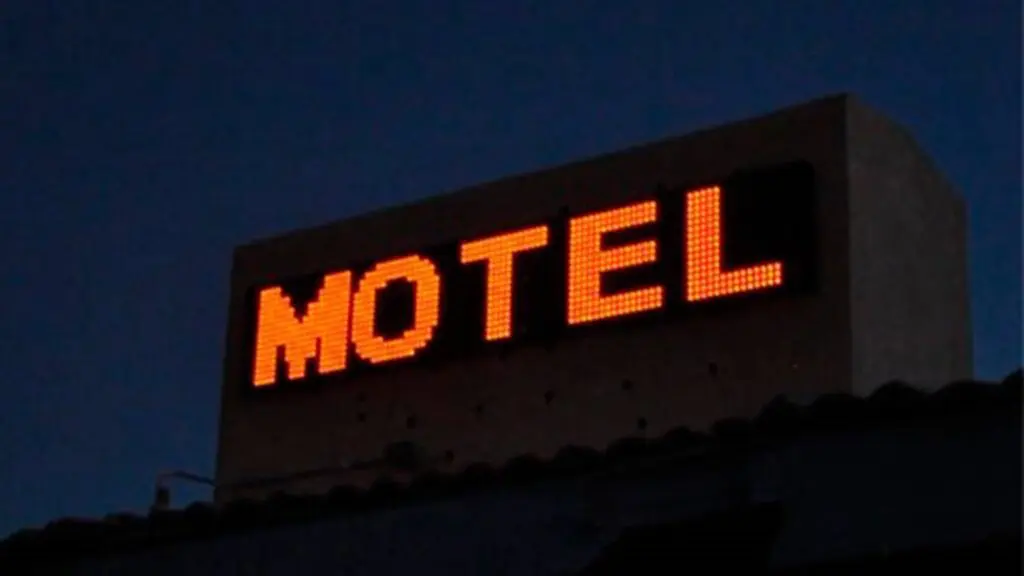 Força Tática prende traficantes na porta de motel com carregamento de cocaína na Serra Imagem escura com os dizeres "Motel"