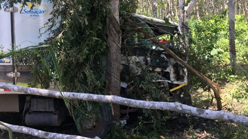 Grave acidente deixa carro e caminhão destruídos na Rodovia Audifax na Serra Imagens do que sobrou do caminhão
