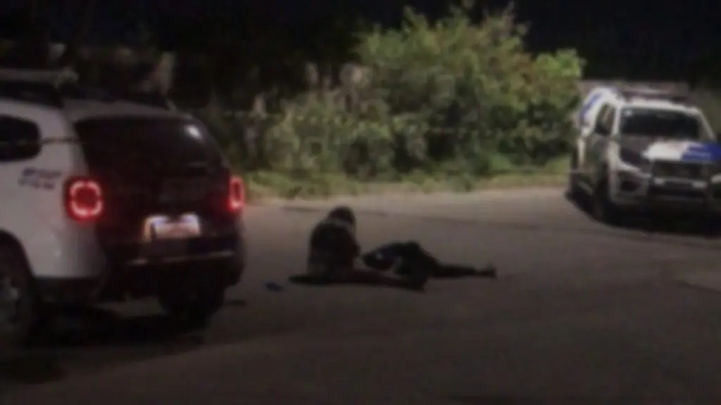 Cenário do crime ocorrido no bairro Vila Nova de Colares, viaturas da PM cercam o local e um familiar lamenta sobre o corpo