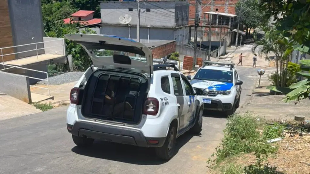 Mulher dentro da gaiola da viatura em Vista da Serra I