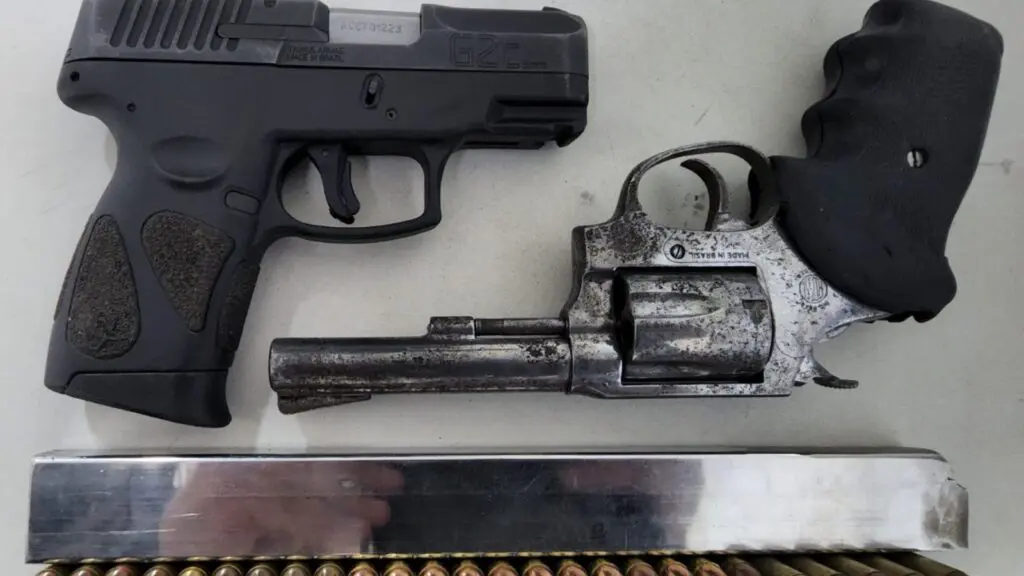 Guerra do tráfico: Polícia Militar apreende armas e drogas na faixa de gaza no bairro Jardim Bela Vista Pistola e revólver apreendidos em Jardim Bela Vista