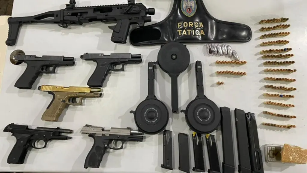 Armas e drogas aprendidas em Vitória