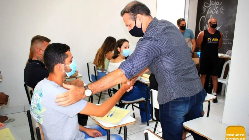 Projeto social promove curso preparatório gratuito para concursos públicos no bairro José de Anchieta Professor e aluno no Projeto Aprovar