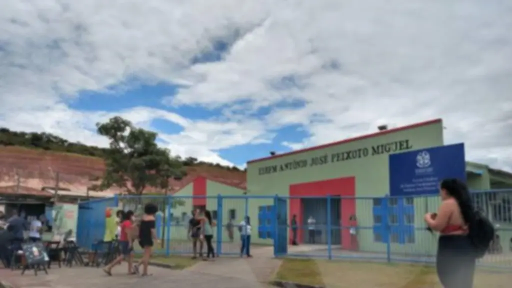 Patrulha Escolar recupera “arma” escondida na mochila de um aluno dentro de escola na Serra Escola Estadual de Ensino Fundamental e Médio (EEEFM) Antônio José Peixoto Miguel,