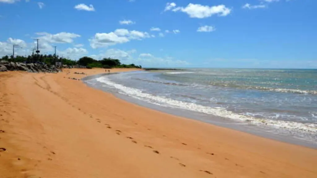 Homem surta e teria tentado afogar a própria filha em praia de Jacaraípe Praia de Cabupa Jacaraípe na Serra