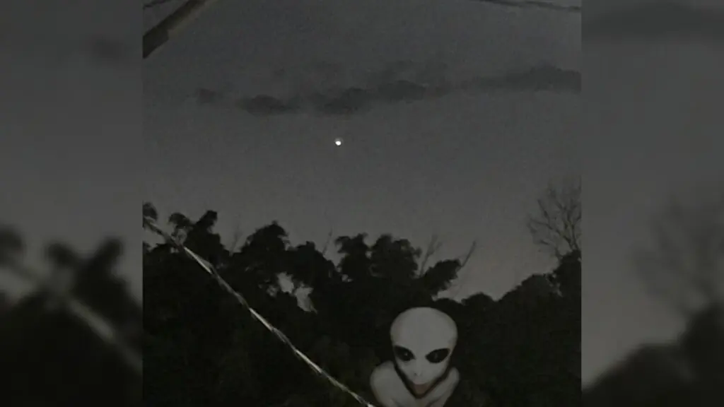 Imagem com céu noturno e com um ovni brilhante