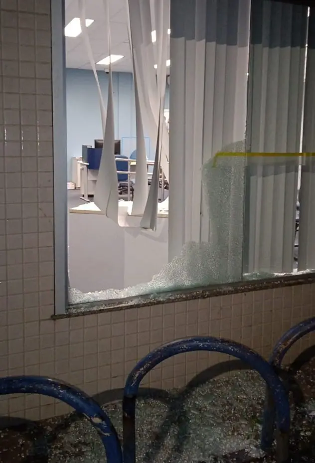 Vidraça destruída da agência do Banco do Brasil