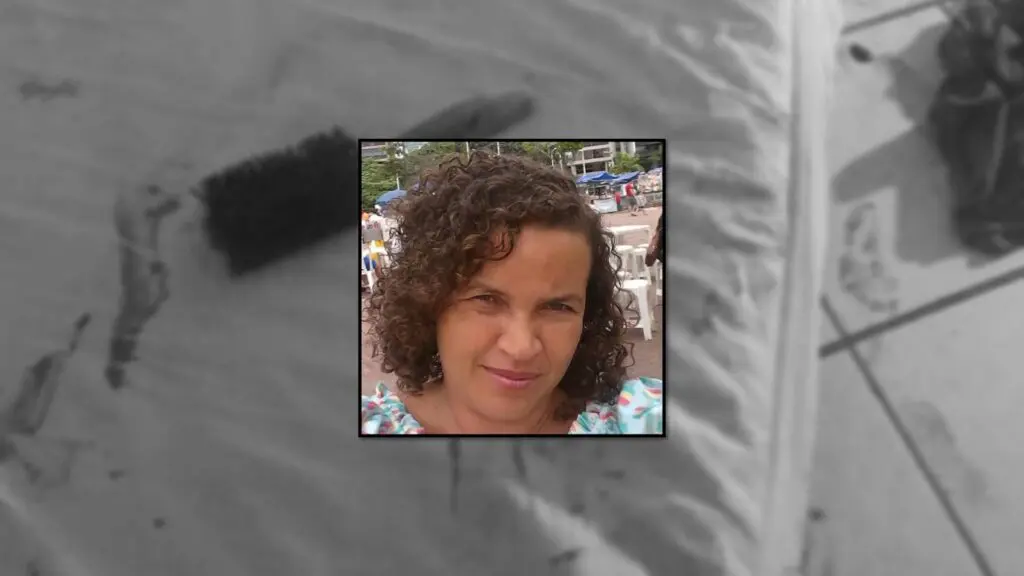 Mulher morre baleada enquanto segurava filha no colo dentro de casa na Serra