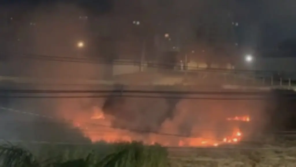 Moradores sofrem com fumaça de incêndios diários de lote em São Diogo I Incêndio em lote de São Diogo I