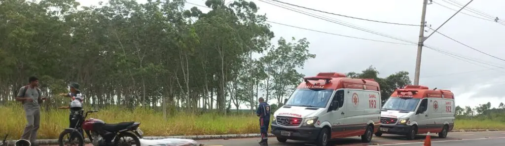 imagem com moto acidentada e ambulancias do SAMU