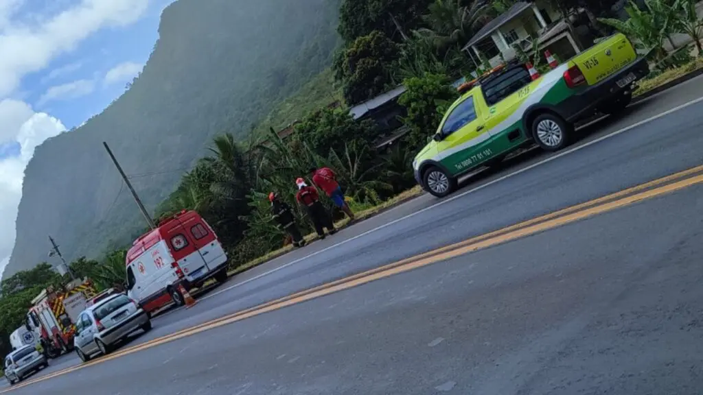 Vídeo: caminhão sai da BR-101 e cai em ribanceira na Serra SAMU e Corpo de Bobeiros no local do acidente