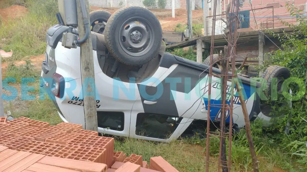 Perseguição frenética no modo Rally dos Sertões termina com viatura tombada na Serra Viatura da PM tombada