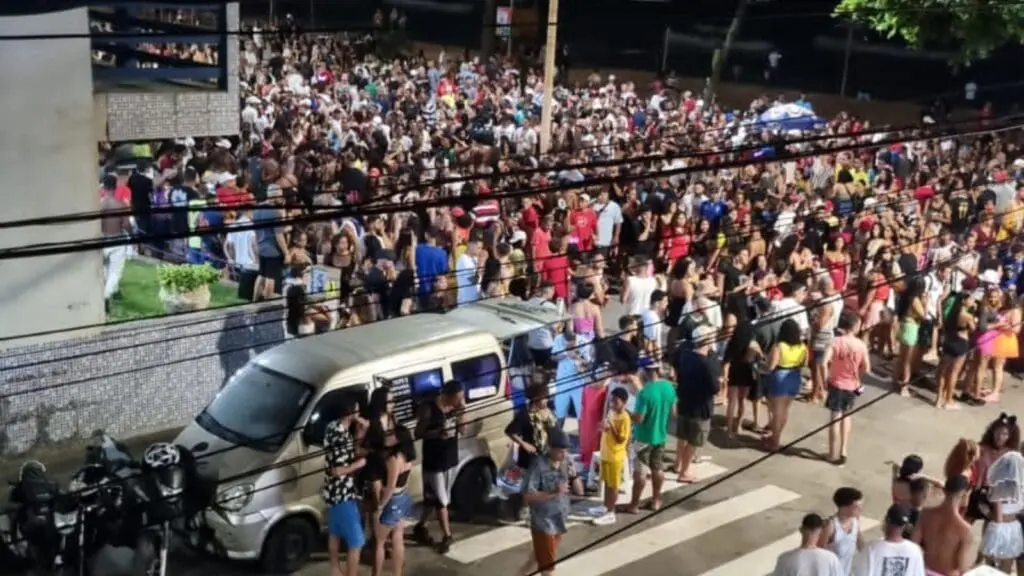 Adolescente armado e carregado com frascos de lança perfume é preso após tiroteio em Jacaraípe Carnaval em Jacaraípe