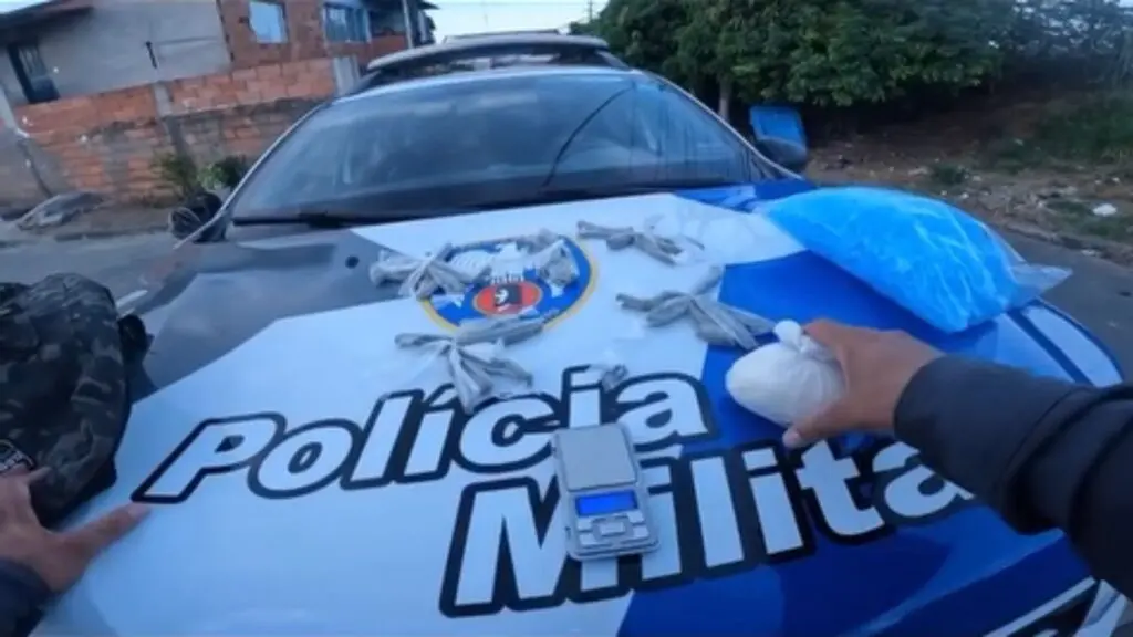 Vídeo: PM arrocha traficante com mochila cheia de flagrantes em Laranjeiras Velha Entorpecentes apreendidos em Laranjeiras Velha