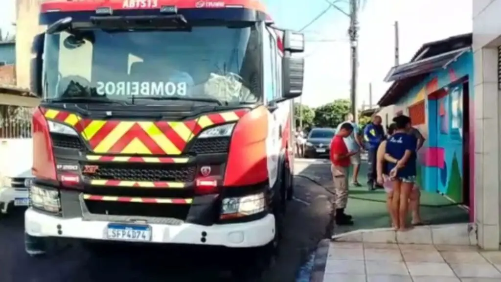 Incêndio envolvendo botijas de gás em creche na Serra e Bombeiros precisam intervir para evitar incêndio Corpo de Bombeiros na rua da creche em Cidade Continental
