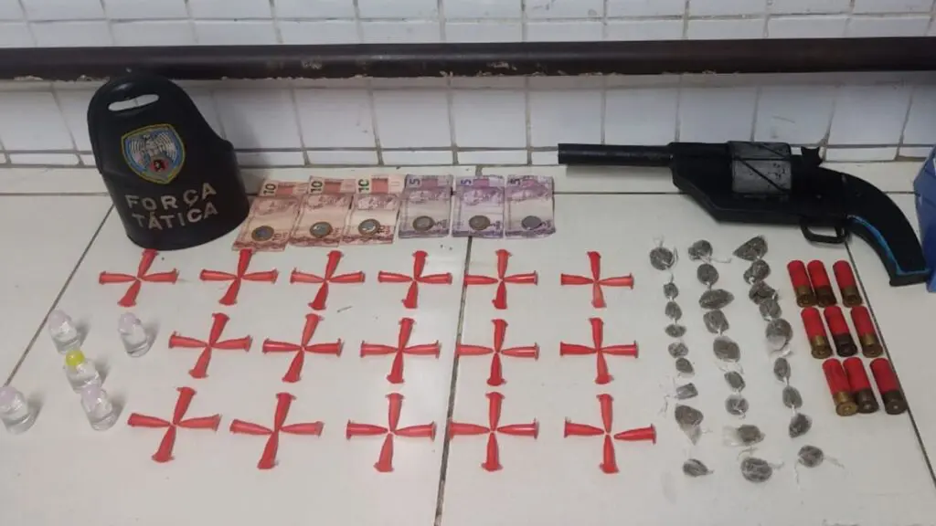 Polícia Militar arrocha biqueira recheada de drogas no extremo norte da Serra Material ilícito apreendido em Cidade Nova da Serra