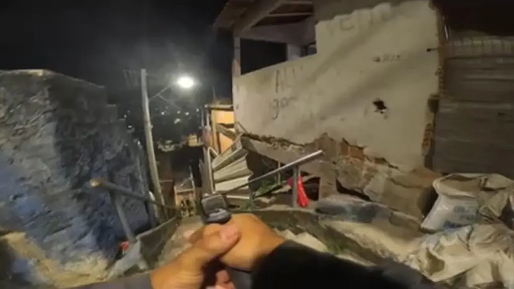 Vídeo: Polícia Militar arrocha biqueira e flagra vários “queimados” na Serra Imagem do PM rushando local de venda de drogas