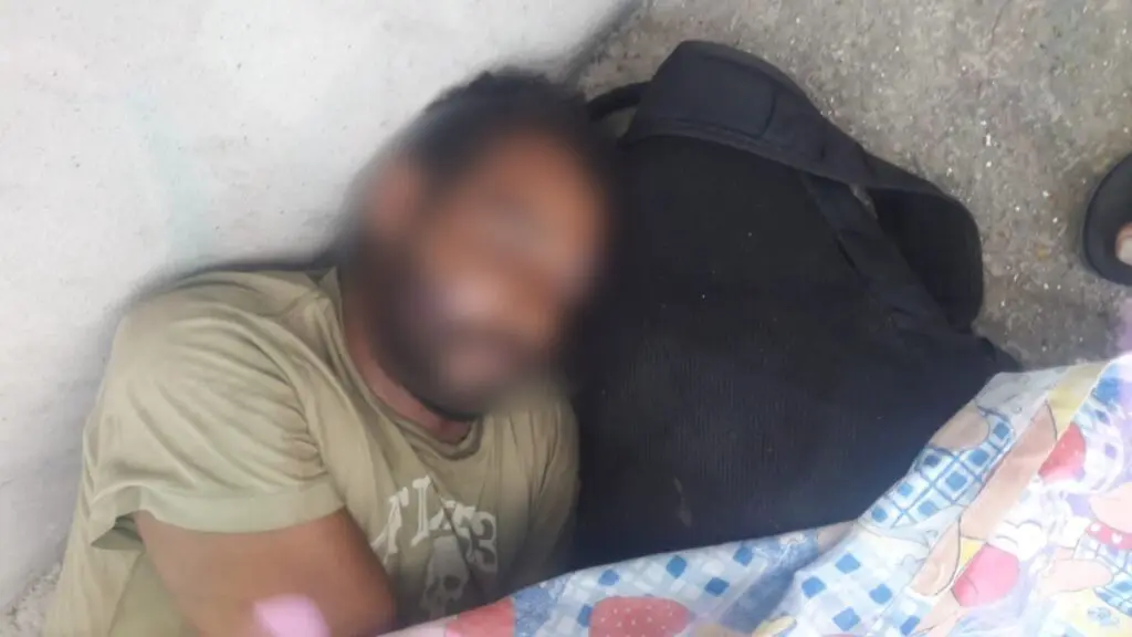 Cochilo em calçada acaba em morte de homem em situação de rua na Serra Homem deitado em calçada de Serra Sede