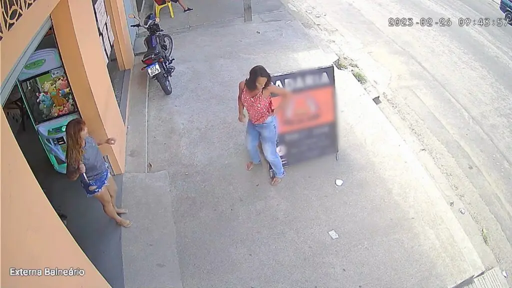 Vídeo: mulher leva facada e morre após briga por ciúmes dentro de padaria na Serra