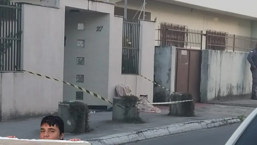 Mistério em Serra-sede: em menos de dois dias outro homem em situação de rua é encontrado morto Corpo do homem coberto e protegido aguardando perícia da Polícia Civil após ser encontrado em Serra-sede