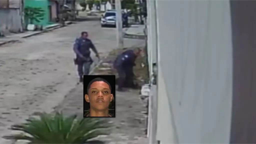 Adolescente executado por PM em Pedro Canário tinha extensa ficha criminal arte com foto do rosto do adolescente que foi executado por um policial militar, e no fundo desfocado imagem do momento que um policial removia o corpo da cena do crime