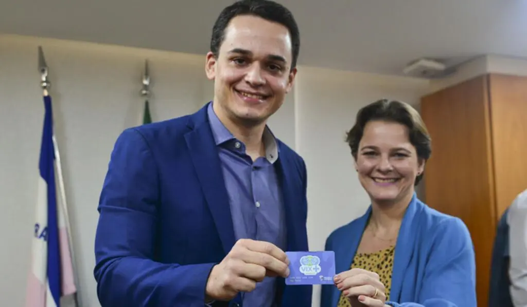 Prefeito de Vitória lança Cartão Alimentação para famílias em vulnerabilidade social Foto Lorenzo Pazolini e Cintya Schulz segurando um cartão alimentação