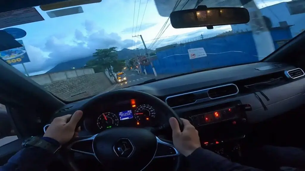 Guarda Civil Municipal age rápido e recupera moto roubada na Serra Imagem de dentro da viatura da Guarda Municipal, na imagem vemos as duas mãos do agente no volante e o painel da viatura