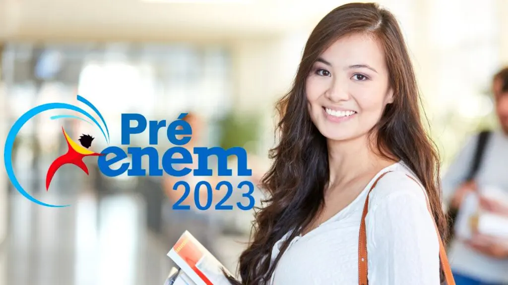 SEDU divulga resultado do processo seletivo para o Pré-Enem 2023 Foto de uma jovem estudante sorrindo e segurando livros, o fundo da imagem está desfocado ao lado esquerdo a legenda Pré-Enem 2023.