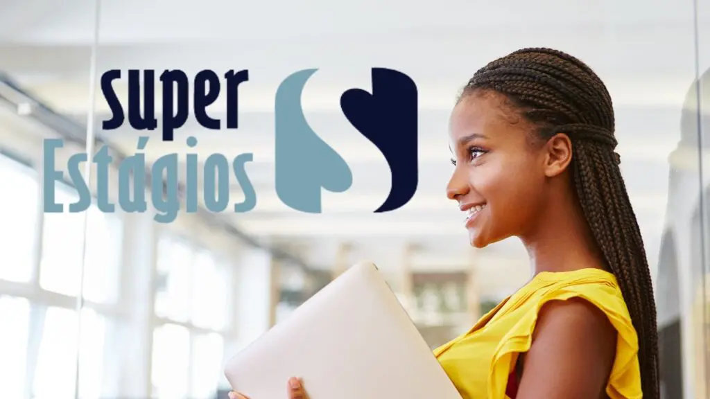 Super Estágios disponibiliza mais de 160 vagas de estágio com bolsas de até R$ 2,2 mil no ES Uma arte com uma jovem negra sorridente de perfil olhando para frente, do lado direito da imagem, e do lado esquerdo a legenda Super estagios, que é o nome de um portal da internet que disponibiliza vagas de estagios