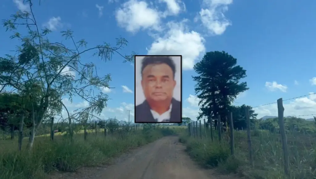 Caseiro vítima de dois assaltos seguidos na zona rural da Serra morre baleado após tentar pedir ajuda ao vizinho Arte com estrada de terra na zona rural da Serra, no centro a foto de um homem de 62 vítima de um tiro a queima roupa por engano