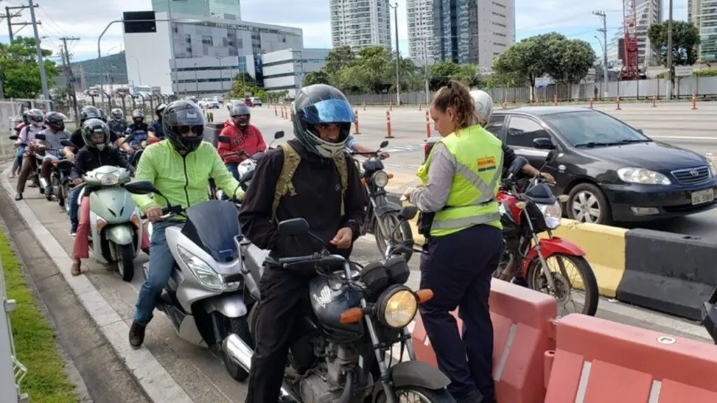 Pedágio da Rodosol terá alterações para diminuir congestionamento de motociclistas na Terceira Ponte em Vitória Foto de uma fila de motociclistas parados tentando passar pelo pedagio da 3ª Ponte de Vitória
