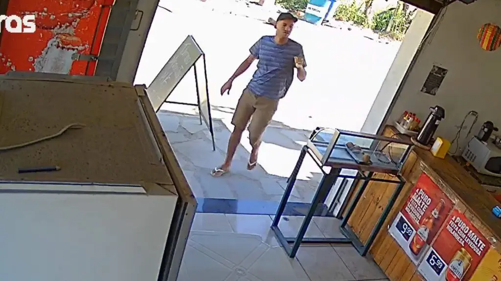 Vídeo: Câmera de segurança flagra sujeito assaltando lanchonete na Serra Imagem de uma camera de segurança flagrando um homem chegando em uma lanchonete antes de realizar um assalto