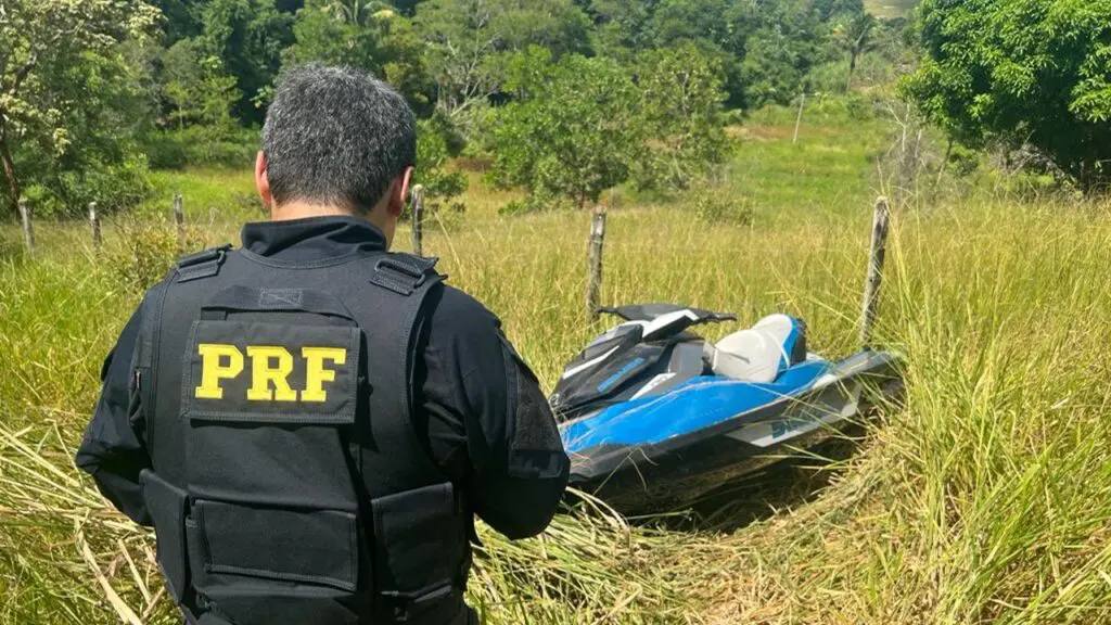Vídeo: turistas mineiros furtam moto aquática e terminam presos na Serra Agente da Policia Rodoviárias Federal, encontrando moto aquatica em meio um local de mata na BR-101 na Serra