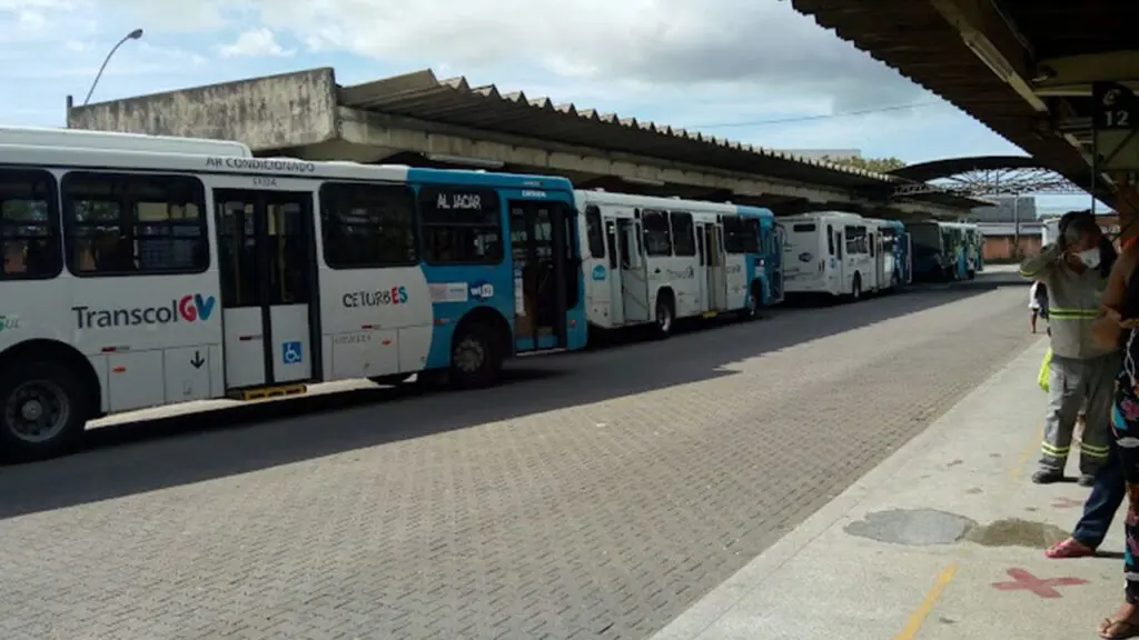 Secretário prevê início das reformas do Terminal de Carapina ainda em 2024 Foto: Terminal Carapina, 4 ônibus do Sistema Transcol estacionados nas plataformas, com passageiros entrando nos ônibus