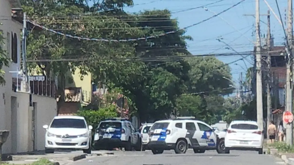 PM encontra bandido escondido dentro de forro de casa após assalto com reféns em Jacaraípe foto várias viaturas da PM paradas na Avenida Guarani, interditando o local para realizar as busca a um criminosos