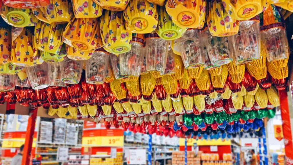 De olho na economia Procon Vitória divulga pesquisa de preços dos ovos de Páscoa Uma parreira de ovos de Páscoa, com centenas de ovos pendurados
