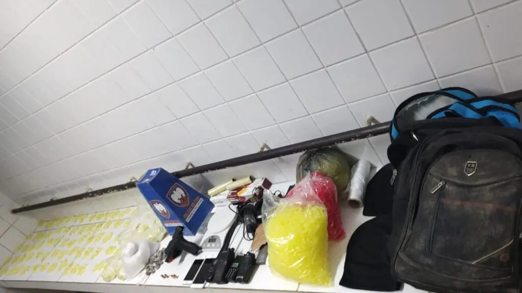 PM prende cinco sujeitos vacilando na pista recheados com drogas e armas na Serra