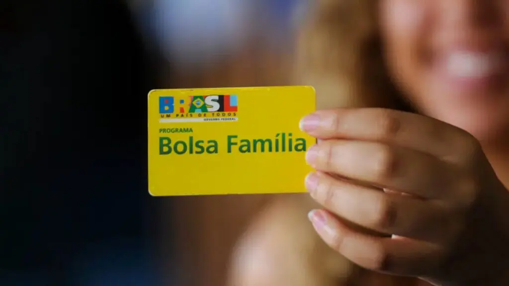 Bolsa Família amplia benefício e passa a atender novos grupos Foto de uma pessoa segurando o cartão referente ao bolsa família