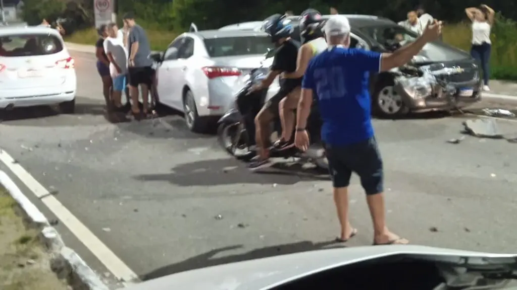 Grave acidente entre diversos veículos na rodovia ES-010 em Jacaraípe