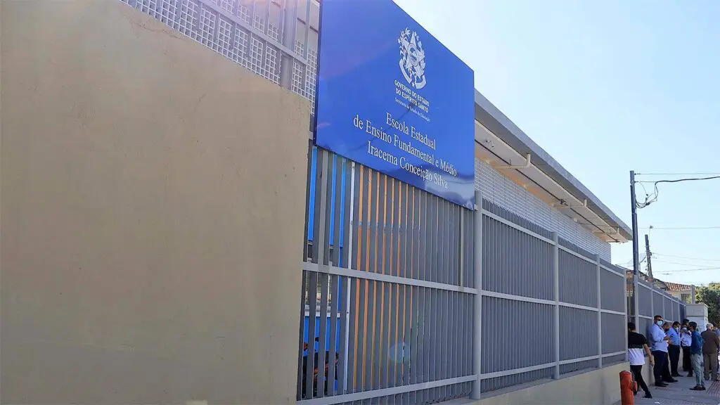 Mensagem anônima de ameaça de massacre aterroriza pais e alunos na Serra Fachada da escola em Chácara Parreiral