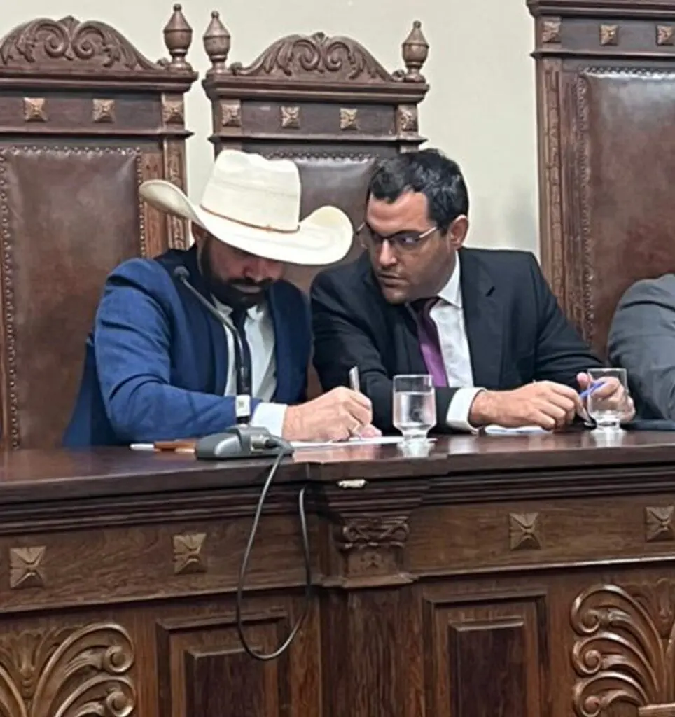 Presidente da Comissão de Saúde da Assembleia, deputado Dr. Bruno Resende conversando com Pablo Muribeca