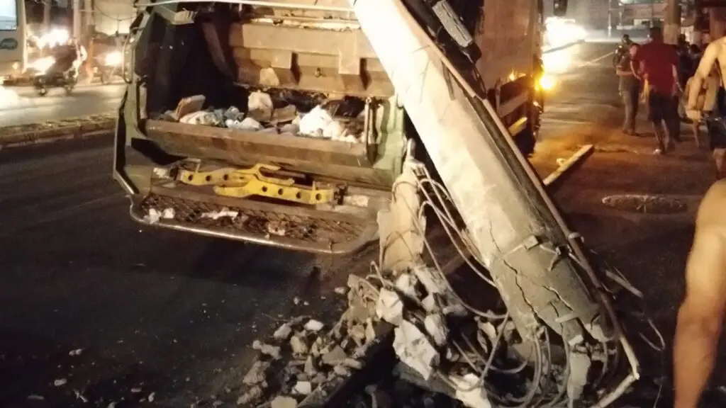 Caminhão de lixo derruba poste de eletricidade e deixa bairro São Geraldo sem energia