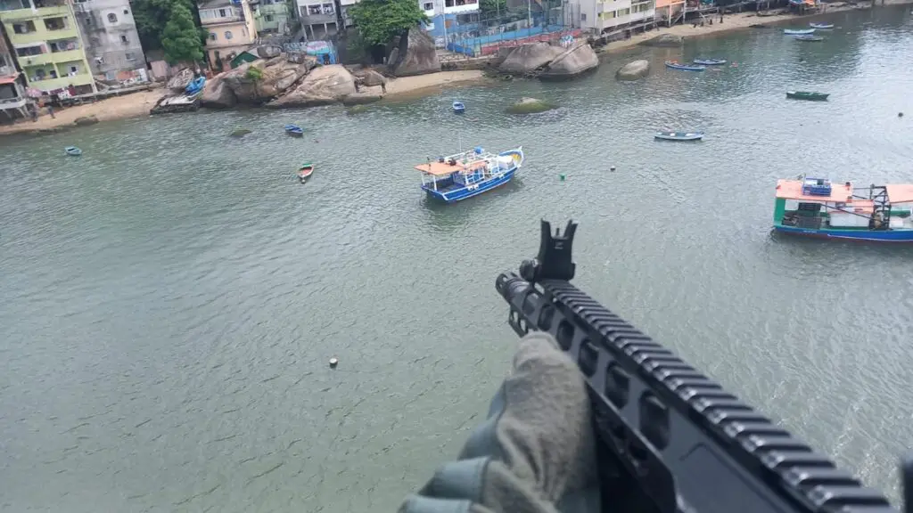GTA VIX: traficante troca tiros com a PM e tenta escapar de barco na baía de Vitória Fuzil mirando um barco na baía de Vitória