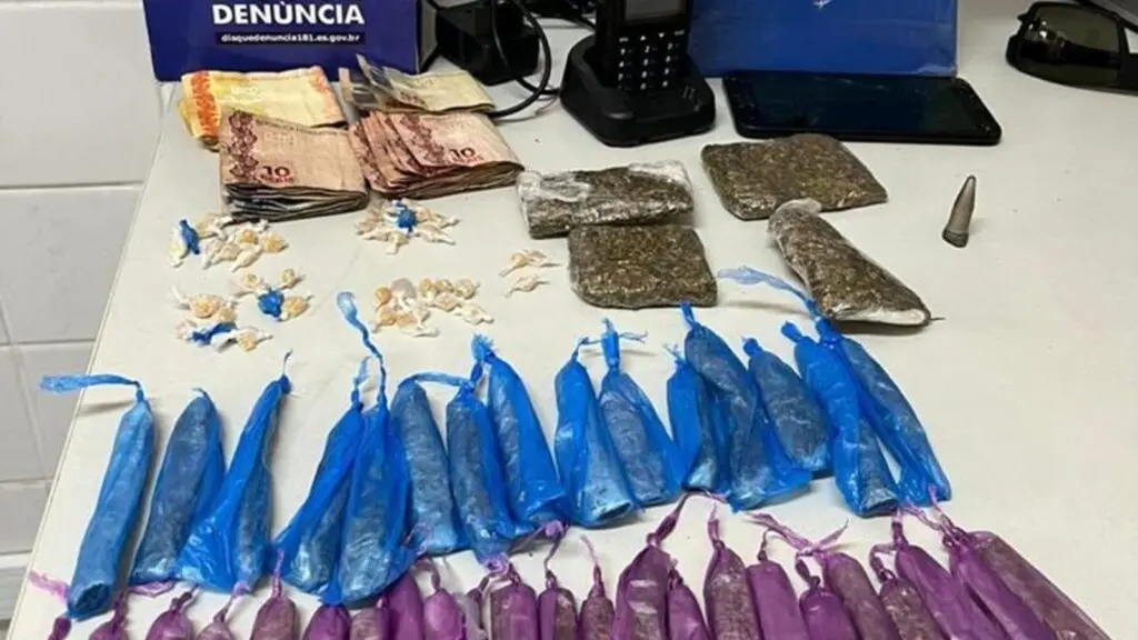 PM arrocha biqueira e prende em flagrante vapor recheado de drogas na Serra