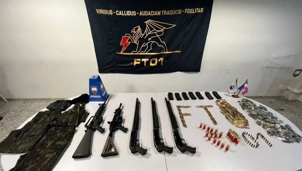 Polícia Militar intercepta ataque entre traficantes em morro de Vitória Sobre o chão materias apreendidos três espingardas calibre 12, dois fuzis calibre .556, sete carregadores de fuzil calibre .556, 310 munições calibre .556, 33 munições calibre 9mm, 28 munições calibre .12, 131 buchas de maconha além de algumas roupas camufladas, durante a operação