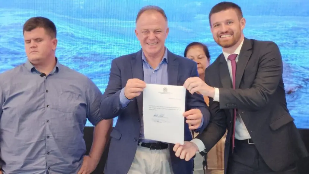 Governo anuncia investimento em gestão de recursos hídricos e saneamento no ES Governardor Renato Casagrande comemora junto a colegas