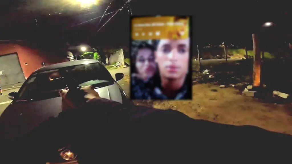 Vídeo: Guarda da Serra recupera veículo roubado e vítima encontra celular com foto do casal de assaltantes Imagem de um agente da GCM apontando uma arma para um carro que foi roubado por um casal, e no centro da imagem a foto desfocada dos rostos de um homem e uma mulher que roubaram um veiculo na Serra