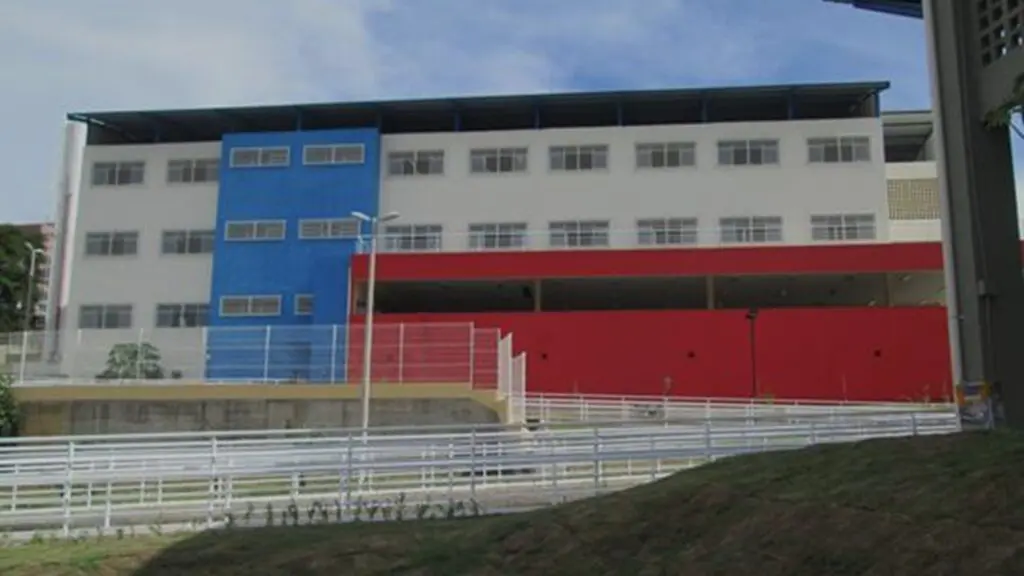 Alunos ostentam arma falsa dentro de escola na Serra e acabam na delegacia Escola estadual Professor João Loyola