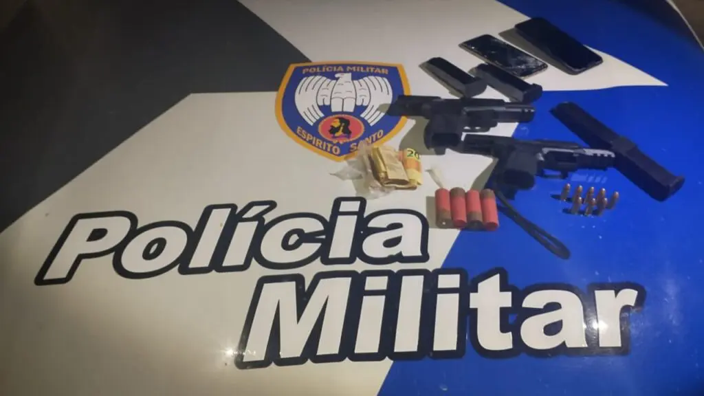 Polícia Militar arma tocaia e prende dois sujeitos armados com auxílio do cerco inteligente na Serra Sobre o capo de uma viatura da PM um carregador de pistola .40, uma Taurus calibre .40 e uma pistola Arex Delta calibre 9mm com um carregador alongado de alta capacidade, 04 munições calibre 12 e outras 07 munições calibre 9mm.